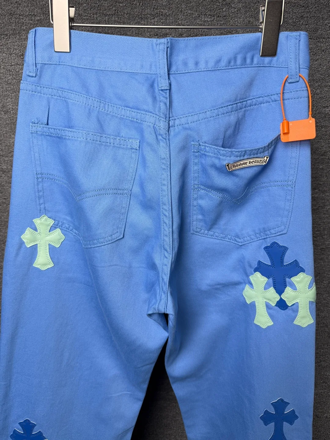 P270 💰 (Top version) CHROME HEARTS 25ss dopamine light blue cross-over leather washed jeans - Full of exploring the ultimate in fashion, Chrome Hearts' new Chrome Hearts pants not only present a unique style, the fresh ice blue color looks particularly youthful and energetic. The mid-high waist design is paired with a lazy and casual style, which not only shows long legs but also maintains a casual feel. It is a must-have fashion choice for trendy men and trendy women. Color: Dopamine light blue Size: 28-30-32-34 (corresponds to S-M-L-XL)